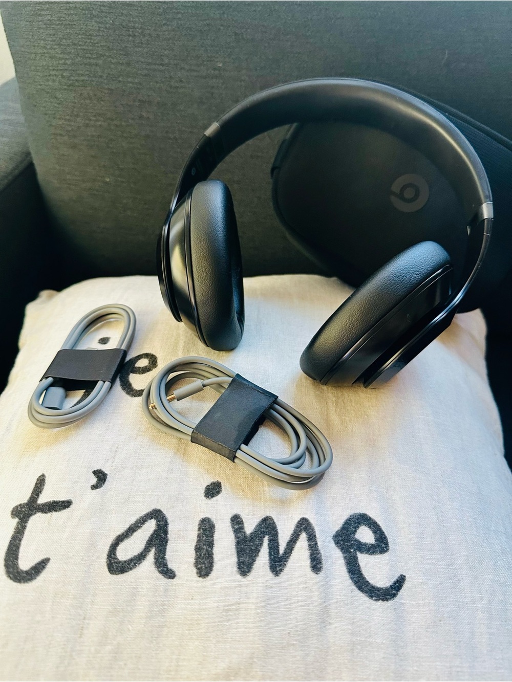 Beats Studio Pro by Dre Solo Over-Ear Headphones in Black with Gray Cables Rare!